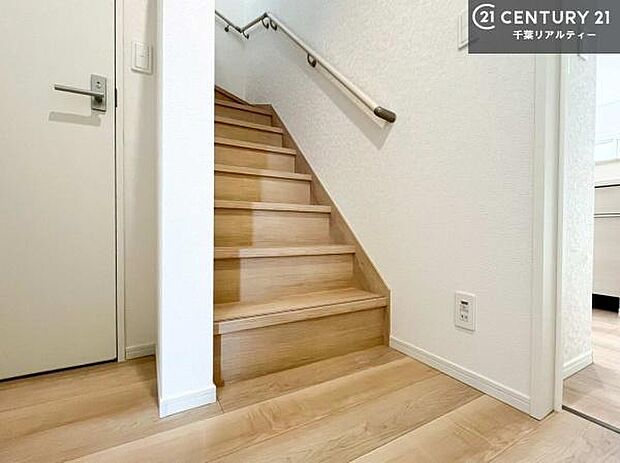階段は明るく手摺りもついています。お子様やご年配の方も安心してご利用頂けますね。