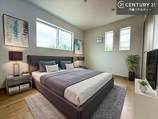 バルコニーに面した洋室。優しい光が差し込む洋室は、朝の目覚めも気持ちが良さそうですね。おうち時間もゆったりと過ごすことができます。