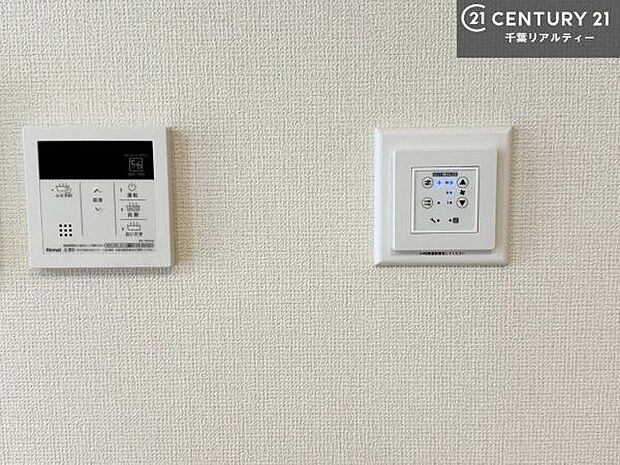 ボタンのスイッチや自動でお風呂の準備が整うため、わざわざ浴室に行ってお湯を入れたり継ぎ足したりする必要がなく便利ですね！追い炊き機能付きです！