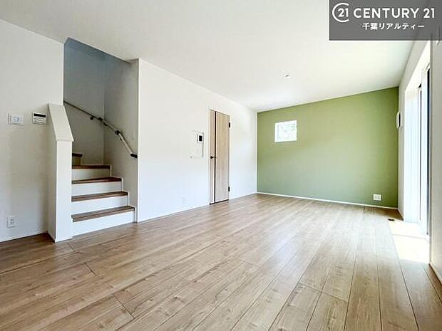 開放感のある広々LDK!ソファーやダイニングテーブルを置いても窮屈にならないので快適に過ごせます!コミュニケーションが取りやすいリビングです!