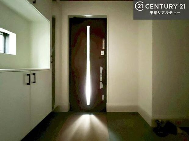 シューズボックス付きなので、玄関が片付きお掃除がしやすいです！スッキリした玄関で戸を開けた瞬間、清潔感のある心地いい空間が出迎えてくれます。