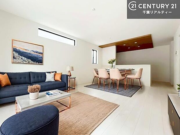 家具はCGパースです。開放感のある広々LDK！ソファーやダイニングテーブルを置いても窮屈にならないので快適に過ごせます！コミュニケーションが取りやすいリビングです！