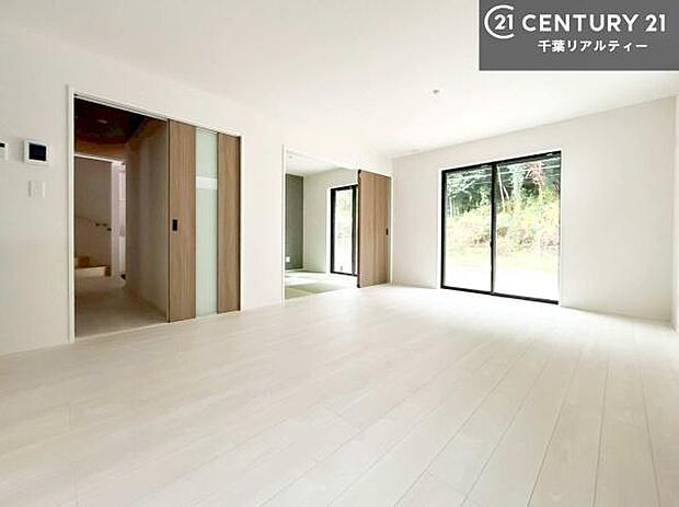 心地良いリビングは家族が自然と集まります。家族団欒の時間が増えそうです。ご家族と、より一層充実した時間を過ごせそうですね。上部吹抜で明るく開放的な空間です。