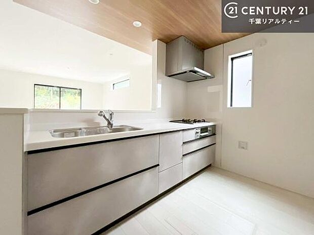 大人気の対面式システムキッチンを採用しています！ご家族のコミュニケーションが自然と増える設計です。お子様にも目が届くので嬉しいですね。広々使えて快適に作業が進みます。