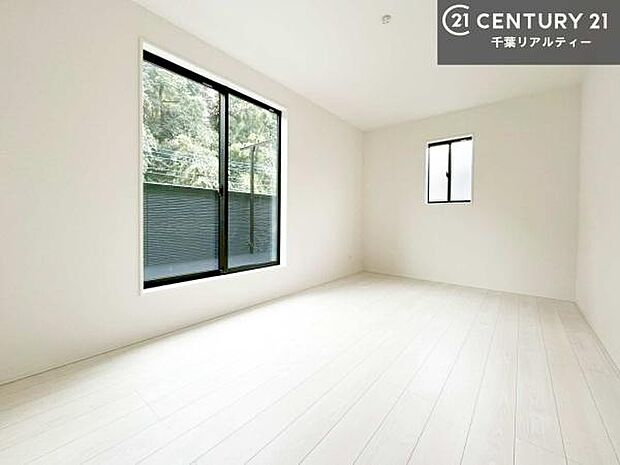 バルコニーに面している洋室です。明るく温もりがあり、換気もしっかりできます！朝起きて、外に出て背伸びをしつつ深呼吸をし良い朝を迎え入れることが出来そうですね！