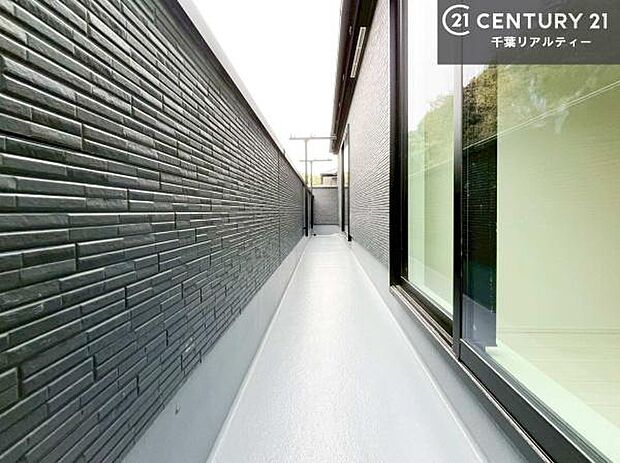 広々としているバルコニーです！お洗濯物を干すのはもちろん風に当たりながらくつろぎタイムが送れます！