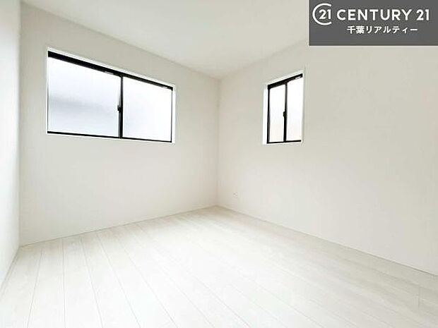 2面採光を確保した明るい室内は、風通しも良く、明るく大変居心地の良い空間となっております。リラックスして過ごせる心地の良いお部屋です！朝の目覚めがスッキリしますね！