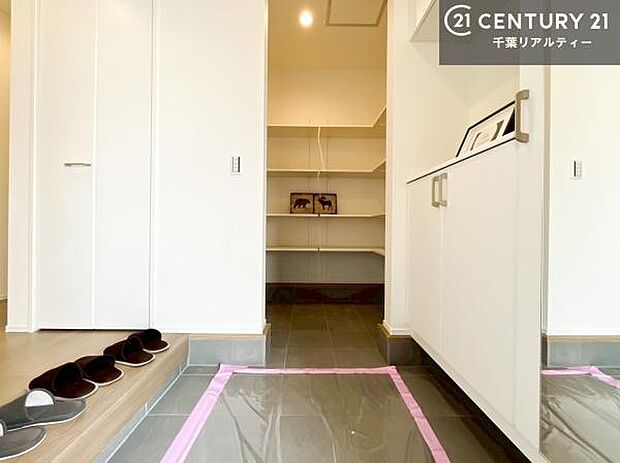 玄関収納が充実しているので、玄関周りがスッキリ片付き来客時に靴の置き場に困りません!