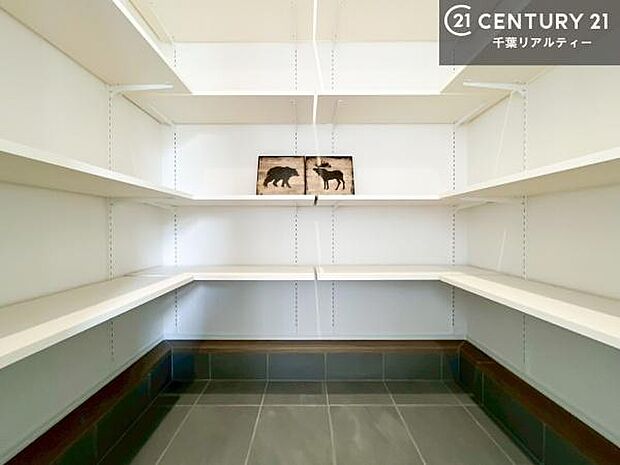 玄関土間収納付き!収納スペースなのでベビーカーやアウトドアの道具がスッキリしまえます!取り出しもラクラク!整理整頓がしやすい!