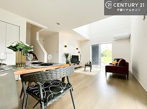 上部吹抜けで明るく開放感のある広々LDK!ソファーやダイニングテーブルを置いても窮屈にならないので快適に過ごせます!