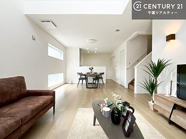 優しい陽だまりがダイニングキッチンを包んでくれて居心地の良い空間を演出してくれます!自然と家族が集い会話が増える心地よい空間!