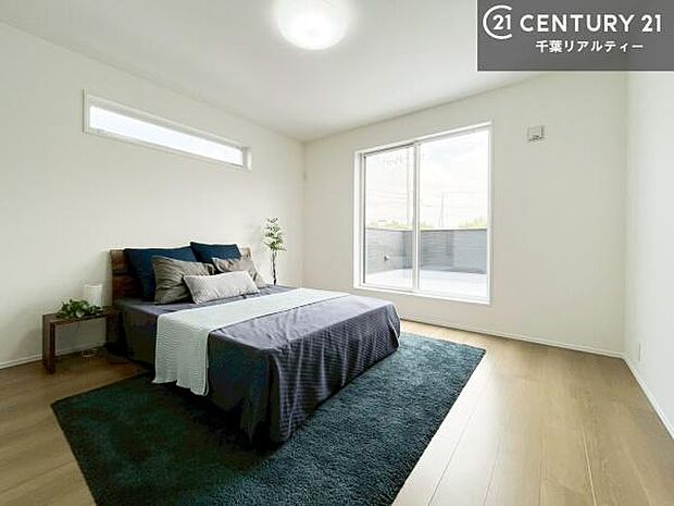 優しい光が差し込む洋室は、朝の目覚めも気持ちが良さそうですね。おうち時間もゆったりと過ごすことができます。優しい色合いのフローリングがどんな家具にもマッチします!