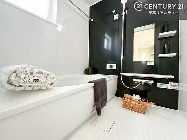 1日の疲れをしっかりと癒してくれる浴室です。おうちの素敵なリラクゼーション場所ですね。