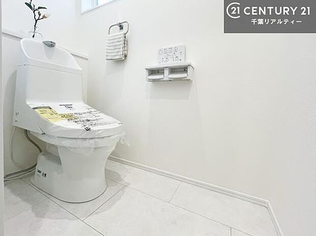 温水洗浄便座につき、冬場は便座が暖かくできるので冷たい便座に座らずに済む嬉しい仕様です!シンプルなカラーを基調としているので、お手入れがしやすいです。