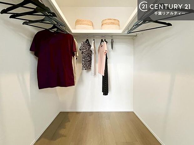 ウォークインクローゼット付きです。たくさんのお洋服などを収納しておけそうですね!他にも扇風機や加湿器など季節物の大きな家電も収納できます。