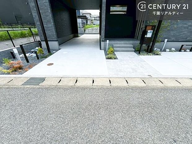 駐車スペースは3台分あります!セカンドカーはもちろん、バイクや自転車なども置き場所に困りません。