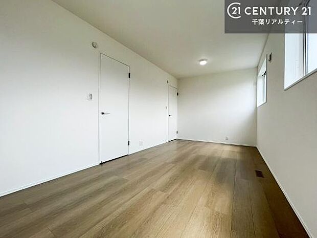 家族構成に合わせて間仕切り対応可能!広々しています!収納スペース充実!お部屋がスッキリと片付きます!