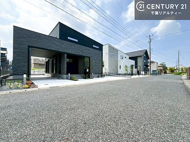 周辺環境や、お客様のご希望に合った物件も一緒にご案内を致します。住宅ローンアドバイザーによるご相談も承ります。当社はお問い合わせに即対応します!お待たせしません!