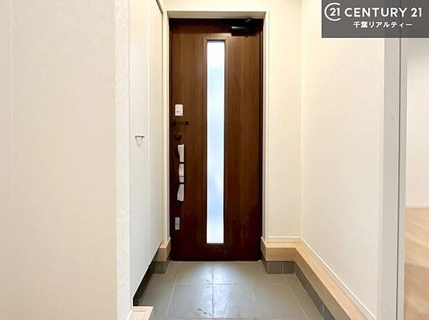 疲れて帰ってきても、ただいま！を言いたくなる、優しく迎え入れてくれる空間になっています。明るく温もり溢れる玄関です！