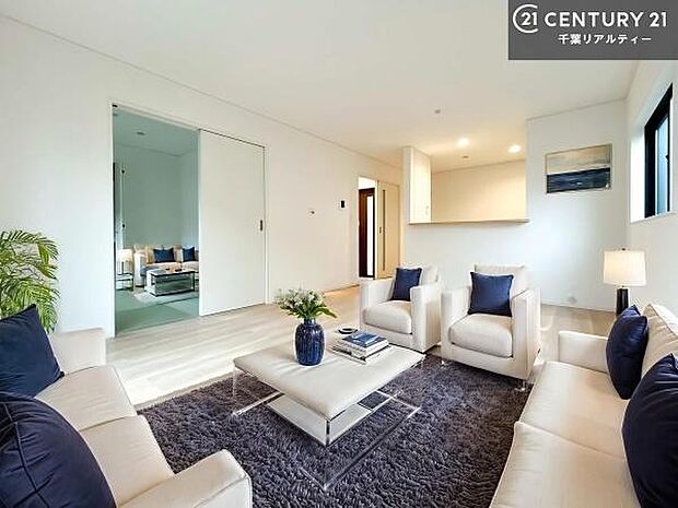 家具はCGパースです。開放感のある広々LDK！ソファーやダイニングテーブルを置いても窮屈にならないので快適に過ごせます！コミュニケーションが取りやすいリビングです！