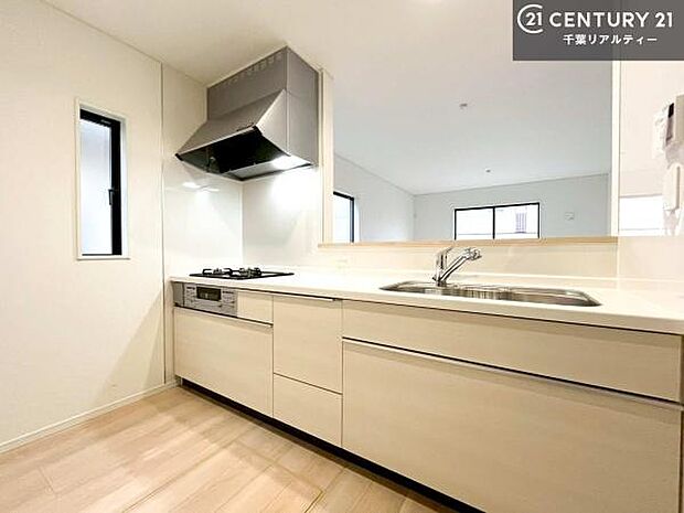 大人気の対面式システムキッチンを採用しています！ご家族のコミュニケーションが自然と増える設計です。お子様にも目が届くので嬉しいですね。広々使えて快適に作業が進みます。