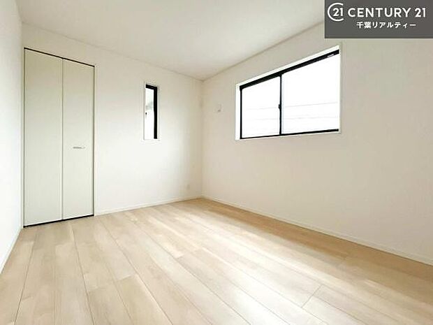 掃き出し窓がないお部屋は、お子様のお部屋としても安心です！収納スペースも充実しているので散らかったお部屋をサッと片付けられます！