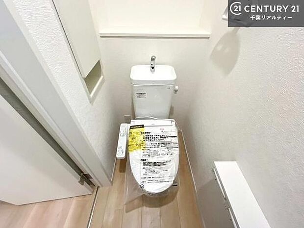 1・2階にトイレがございます！朝の忙しい時間帯も待たずにすみそうですね。白を基調とした清潔感のあるトイレでお手入れがしやすいです！