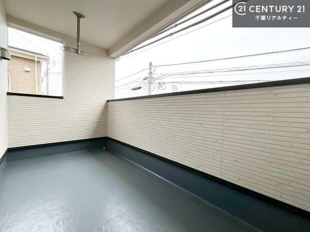 広々としたバルコニーはお洗濯ものを干すだけではなく椅子を置いて読書をしたりほっと一息つく場所にもなります！