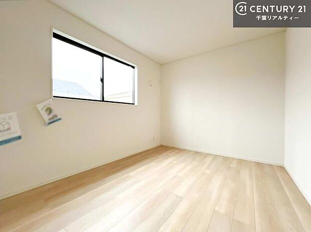 明るい室内は、風通しも良く、明るく大変居心地の良い空間となっております。リラックスして過ごせる心地の良いお部屋です！朝の目覚めがスッキリしますね！