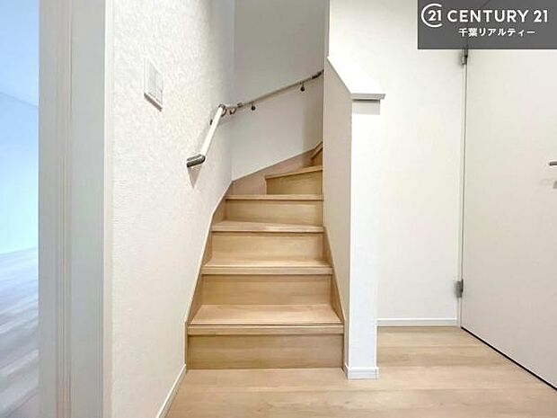階段は明るく手摺りもついています。お子様やご年配の方も安心してご利用頂けますね。