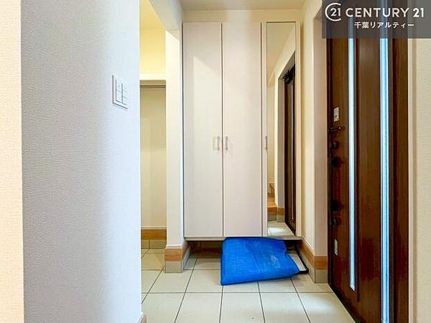 疲れて帰ってきても、ただいま！を言いたくなる、優しく迎え入れてくれる空間になっています。明るく温もり溢れる玄関です！