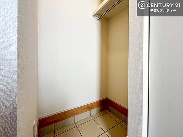 玄関土間収納付き！収納スペースなのでベビーカーやアウトドアの道具がスッキリしまえます！取り出しもラクラク！整理整頓がしやすい！