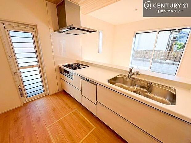 大人気の対面式システムキッチンを採用しています！ご家族のコミュニケーションが自然と増える設計です。お子様にも目が届くので嬉しいですね。収納力もあります！