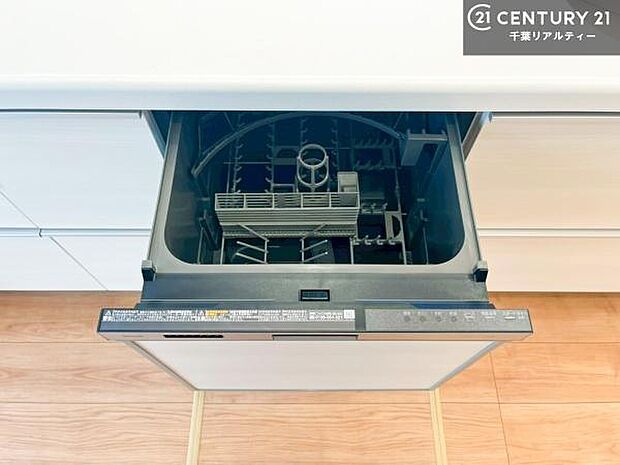 食洗機付き！忙しい時や冬場は手荒れ防止として大活躍します！ビルトイン仕様なので、場所も取らず調理スペースも広く使えて手際よく作業が出来ます！