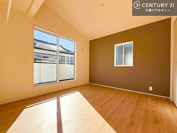 優しい光が差し込む洋室は、朝の目覚めも気持ちが良さそうですね。おうち時間もゆったりと過ごすことができます。優しい色合いのフローリングがどんな家具にもマッチします！