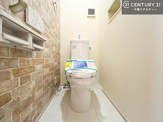 清潔感のある色味のお手洗いです！さわやかでスッキリする空間です！白を基調としているので、お手入れがしやすいトイレです！