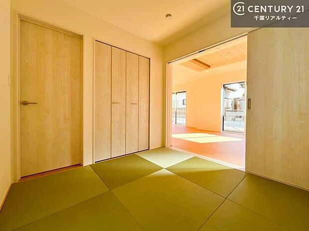 リビングと隣接した和室です！家事の休憩スペースやキッズスペースとして活用するのもよさそうですね！和室の使い方は無限大！収納スペースもたっぷりです！