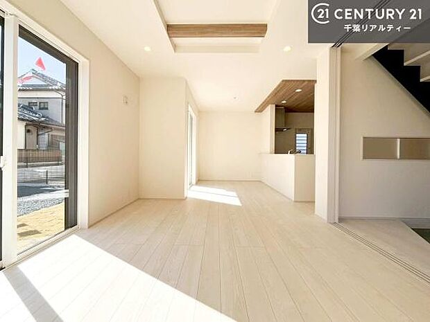 優しい陽だまりがリビングを包んでくれて居心地の良い空間を演出してくれます!自然と家族が集い会話が増える心地よい空間!