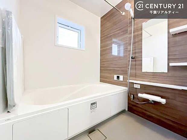 落ち着きある大人の雰囲気のバスルームは、味が出ていてバスタイムが充実!お仕事頑張っているご褒美にお好みの匂いの入浴剤を入れて、楽しんでみてはいかがでしょうか?