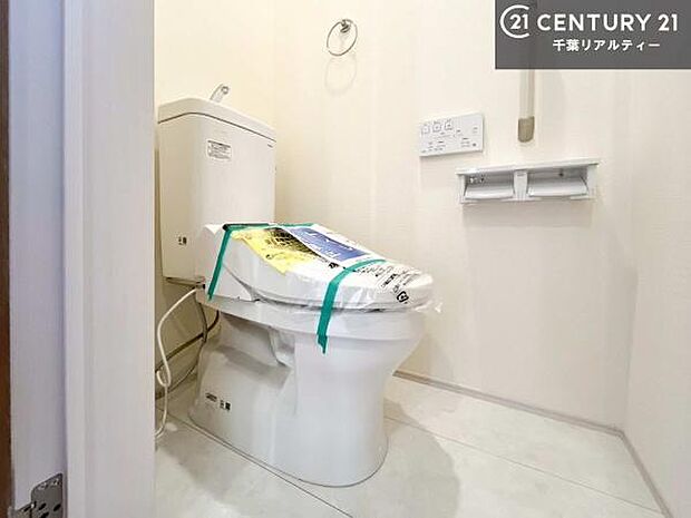 清潔感のある色味のお手洗いです!さわやかでスッキリする空間です!白を基調としているので、お手入れがしやすいトイレです!