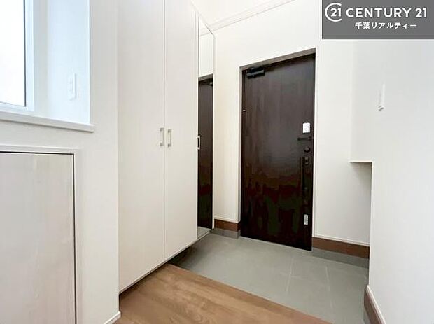 疲れて帰ってきても、ただいま!を言いたくなる、優しく迎え入れてくれる空間になっています。明るく温もり溢れる玄関です!