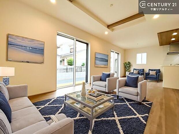 家具はCGパースです。開放感のある広々LDK!ソファーやダイニングテーブルを置いても窮屈にならないので快適に過ごせます!コミュニケーションが取りやすいリビングです!