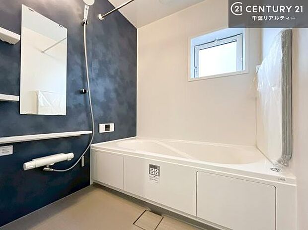 落ち着きある大人の雰囲気のバスルームは、シックなデザインでバスタイムが充実!お仕事頑張っているご褒美にお好みの匂いの入浴剤を入れて、楽しんでみてはいかがでしょうか?