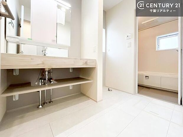 身なりを整える洗面所は、清潔感が大事です!水周りの清潔感のある雰囲気を演出!気持ちよくお使いいただけます。広々したスペースも嬉しいですね!