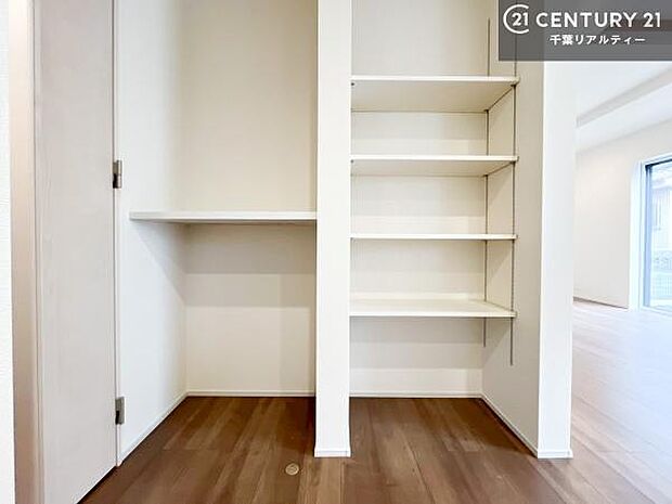 パントリー付き!手を止めず取り出しが出来る作業がしやすい快適な動線です!手際よく料理が作れて毎日捗りそうですね!