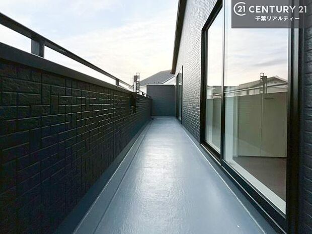 広々としているバルコニーです!お洗濯物を干すのはもちろん風に当たりながらくつろぎタイムが送れます!