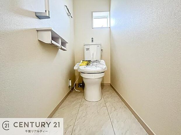 1・2階にトイレがございます!朝の忙しい時間帯も待たずにすみそうですね。白を基調とした清潔感のあるトイレでお手入れがしやすいです!(同仕様)
