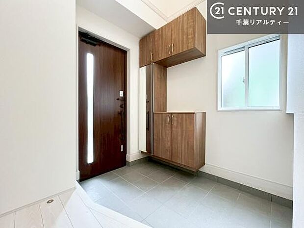 ミラー付きシューズボックス付きなので、玄関が片付きお掃除がしやすいです!スッキリした玄関で戸を開けた瞬間、清潔感のある心地いい空間が出迎えてくれます。