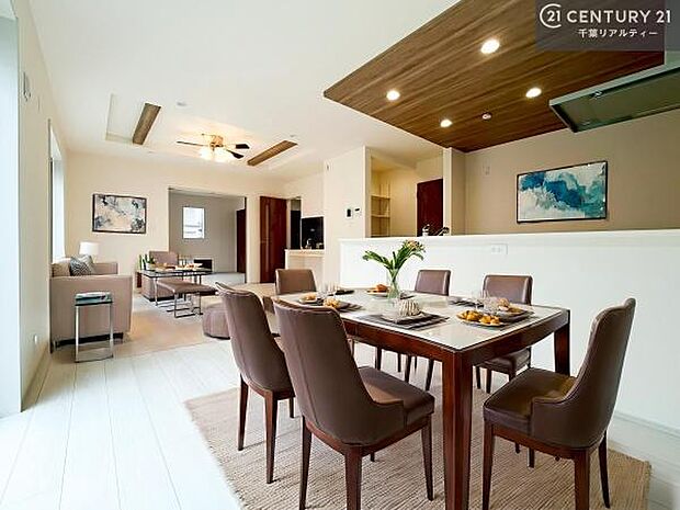 家具はCGパースです。大切な家族が集まるからこそLDKにはこだわりたい。子供たちが元気に笑いながら走り回っている姿を見た時が「広い家にして良かった」と思う瞬間です。