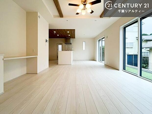 優しい陽だまりがリビングを包んでくれて居心地の良い空間を演出してくれます!自然と家族が集い会話が増える心地よい空間!